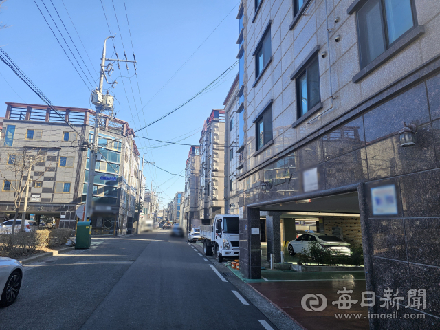 포항시 북구 양덕동의 한 원룸촌. 2차전지 기업들과 한동대학교에 인접한 이곳에는 각 원룸마다 임대 문의를 알리는 피켓들이 붙여져 있다. 배형욱 기자