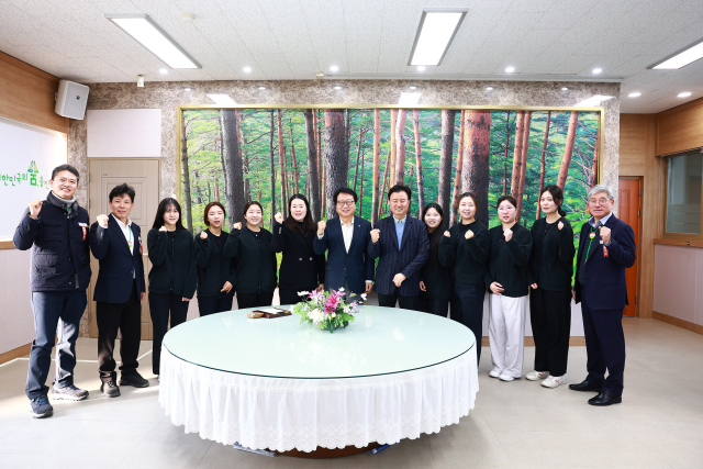 손병복 울진군수가 울진군청 사격실업팀을 격려하고 있다. 울진군 제공