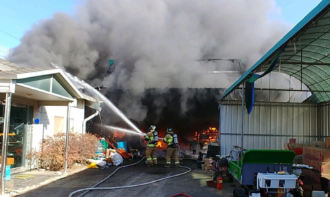 김천시 덕곡동 농기계 점포 화재로 건물 3동 피해
