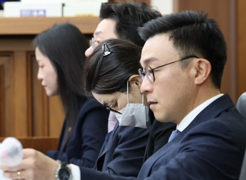 김건희 여사(가운데)와 최지우 변호사(오른쪽)가 28일 자본시장법 위반 등 혐의에 대한 1심 선고를 듣고 있다. 연합뉴스