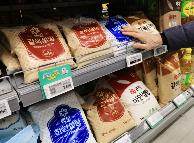 28일 서울 시내 한 대형마트에서 시민이 설탕을 고르고 있다. 이재명 대통령은 이날 설탕에도 담배처럼 부담금을 부과하는 아이디어를 거론했다. 엑스(X·옛 트위터)에 국민의 80%가 설탕세 도입에 찬성한다는 내용의 기사를 올리며 