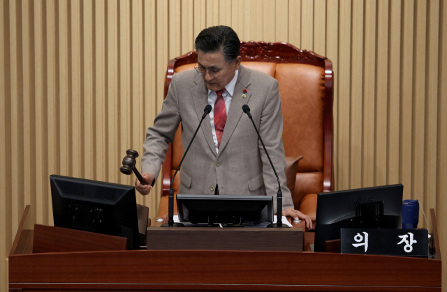 박성만 경북도의회 의장이 28일 경상북도의회에서 열린 제360회 제1차 본회의에서 