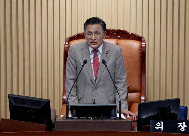 박성만 경북도의회 의장이 28일 경상북도의회에서 열린 제360회 제1차 본회의에서 