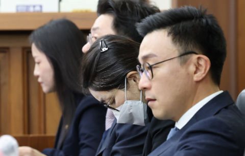 선고에 고개 '푹' 김건희, 질책엔 한숨…