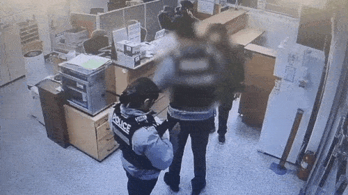 손주에게 받은 용돈 100만원을 길거리에서 잃어버린 80대 노인이 경찰의 도움으로 현금을 되찾은 사연이 알려졌다. 김포경찰서 제공