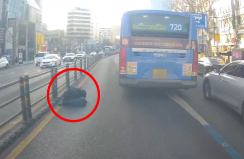 도로에 누워자던 남성, 깨워도 