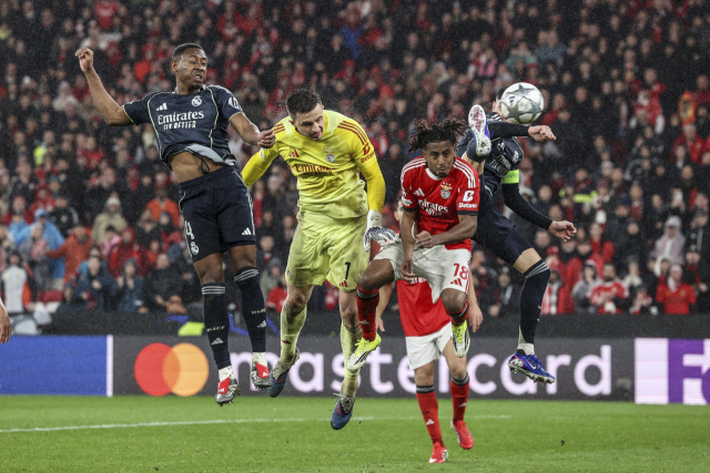 벤피카의 골키퍼 아나톨리 트루빈(가운데 1번)이 29일 포르투갈 리스본에서 열린 2025-2026 UEFA UCL 리그 페이즈 최종전 레알 마드리드와의 경기 후반 추가시간 공격에 가담, 프리킥을 헤더로 연결해 득점하고 있다. EPA 연합뉴스