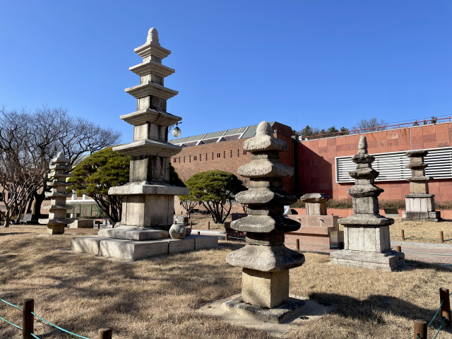 박물관 마당에도 고 이건희 회장의 기증품인 석탑과 탑신석 등이 전시돼있다. 이연정 기자