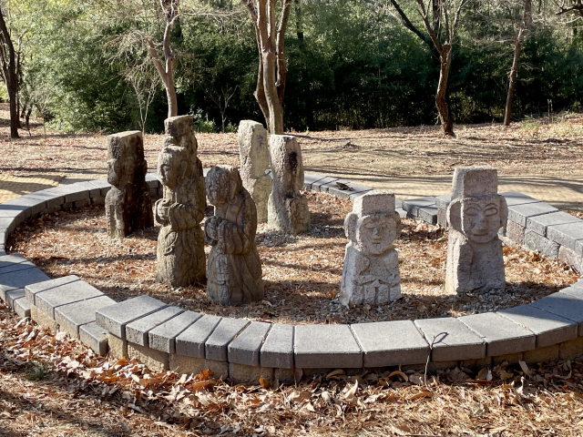 다양한 형태의 석인상들이 