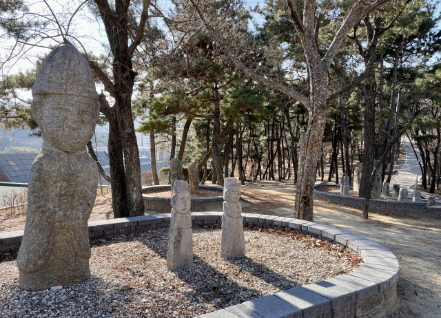 월담길에 놓인 다양한 표정의 석인상. 이연정 기자