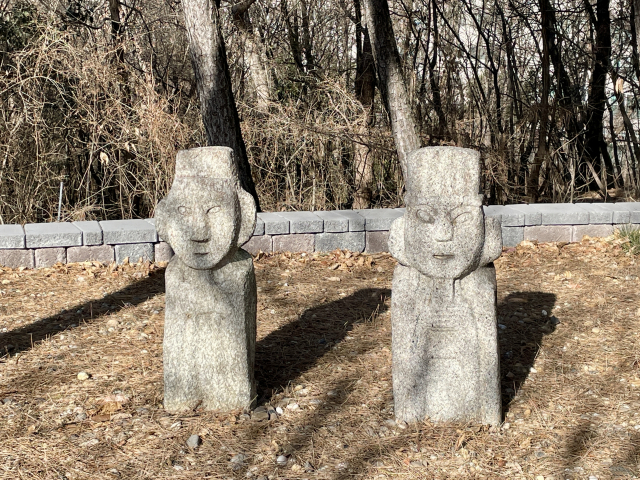 문인의 형상을 새긴 것으로 짐작되는 석인상들. 왼쪽은 평소의 복두와 복식을 착용한, 오른쪽은 금관조복을 입고 홀을 든 모습으로 표현됐다. 이연정 기자