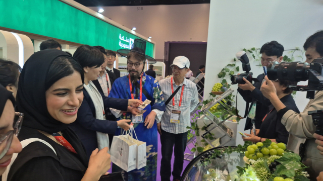 두바이에서 열린 걸푸드(GULFOOD) 식품박람회에 마련된 한국관 홍보부스를 찾은 많은 외국인들이 영주지역 농특산물에 관심을 보이고 있다. 영주시 제공