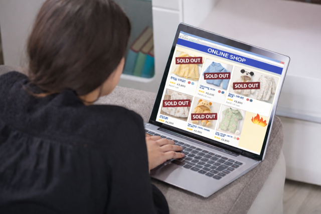 아동복 온라인 쇼핑몰에 접속한 소비자가 