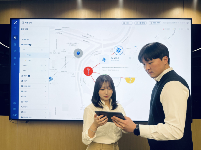 LS일렉트릭 임직원들이 OMS 계통감시 화면을 통해 배전망 상태를 점검하고 있는 모습 (사진= LS일렉트릭 제공)