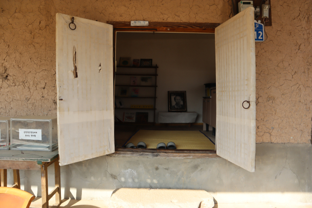 뭇 생명들에게 곁을 내어주며 먹고 자고 글을 쓴 이 방이야말로, 그 어느 곳과 비교할 수 없는 거룩한 서재다.