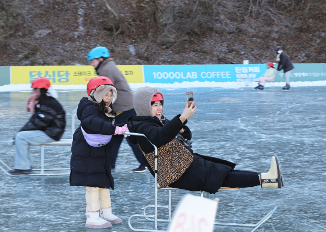 영양 꽁꽁 겨울축제장을 찾은 방문객들이 얼음썰매를 타고 기념 촬영하며 즐거운 시간을 보내고 있다. 영양군 제공