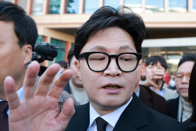 국민의힘에서 제명된 한동훈 전 대표가 29일 제명 결정과 관련해 기자회견을 마친 뒤 국회 소통관을 나서고 있다. 연합뉴스