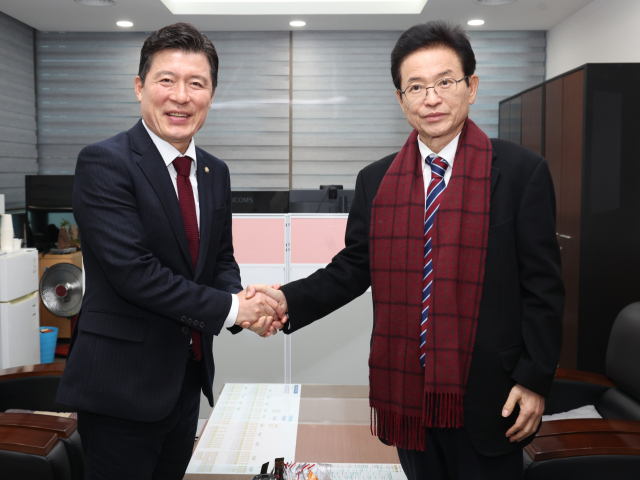 이철우 경북도지사는 대구경북 행정 통합 특별법안 발의를 앞두고 구자근 국민의힘 경북도당위원장을 만나 조속한 추진을 당부했다. 경북도 제공