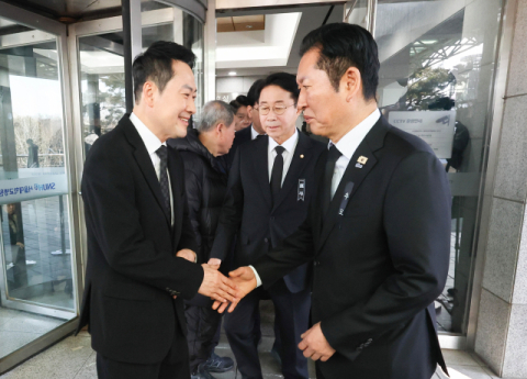 故이해찬 빈소서 손 맞잡은 여야대표…鄭 