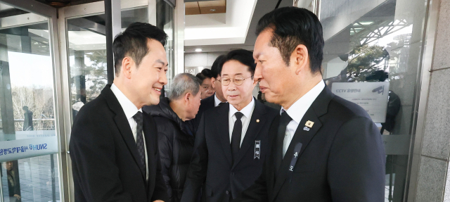 이해찬 빈소서 손 잡은 여야…鄭 