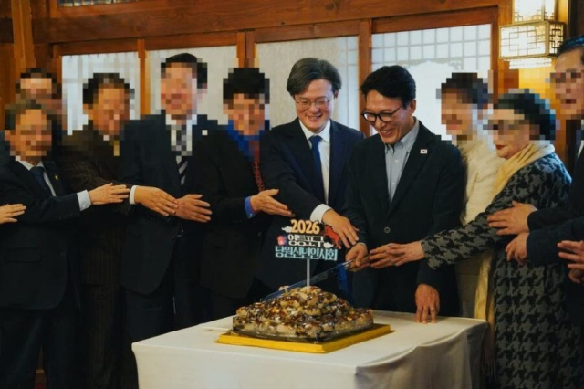 채현일(가운데) 의원과 김민석(오른쪽) 총리가 지난 17일 총리 관저에서 열린 더불어민주당 당원 행사에 참석한 모습. 서민민생대책위원회 제공