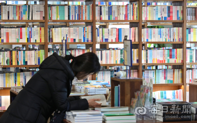 책을 찍어내던 인쇄골목은 이제 책을 읽는 공간으로 변하고 있다. 커피 향과 함께 책장을 넘기는 풍경이 골목의 새로운 일상을 만든다. 정운철 기자 woon@imaeil.com