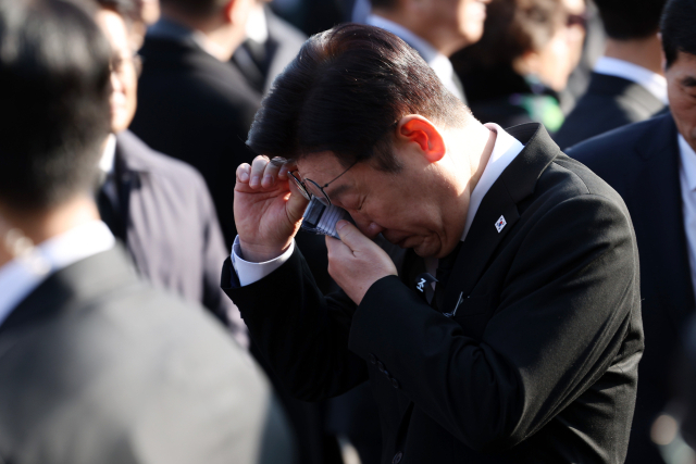 이재명 대통령이 31일 서울 여의도 국회 의원회관 앞에서 이해찬 전 국무총리의 영결식을 마친 뒤 눈물을 흘리고 있다. 연합뉴스