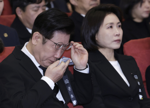 연신 눈물닦았다…李대통령 부부, 고 이해찬 전 총리 영결식 참석