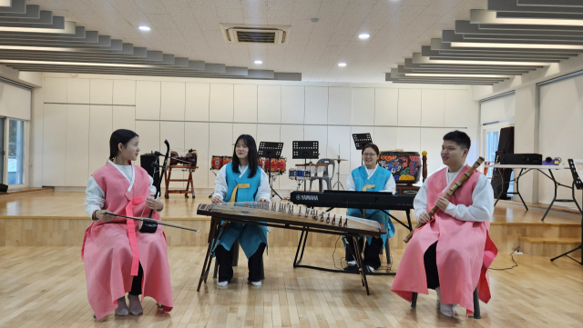 (왼쪽부터)혜진(해금), 영인(가야금), 선명(신디사이저), 동역(대금)이 지난 1월 수륜중학교 음악실에서 화음을 맞추고 있다. 수륜중학교는 