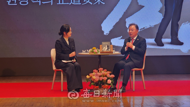 권광택 경상북도의회 행정보건복지위원장이 31일 안동시청 대동관에서 북콘서트를 열고 시민들과 만났다. 이날 행사에는 시민과 지역 각계 인사 등 약 1천여 명이 참석했다. 손병현 기자