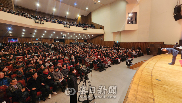 권광택 경상북도의회 행정보건복지위원장이 31일 안동시청 대동관에서 북콘서트를 열고 시민들과 만났다. 이날 행사에는 시민과 지역 각계 인사 등 약 1천여 명이 참석했다. 손병현 기자