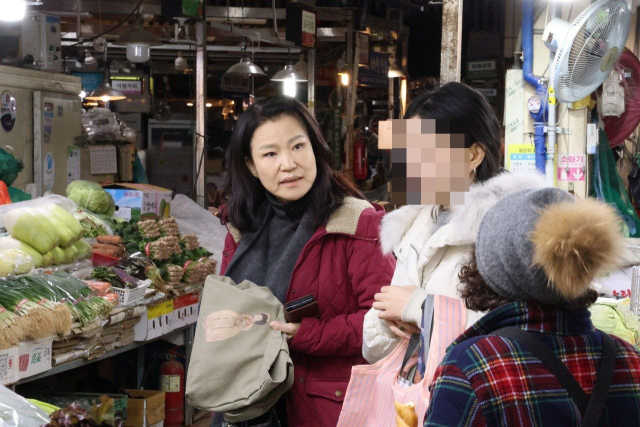 대구 칠성시장에 나타난 이진숙, 상인·시민들과 '물가 걱정' 나눠