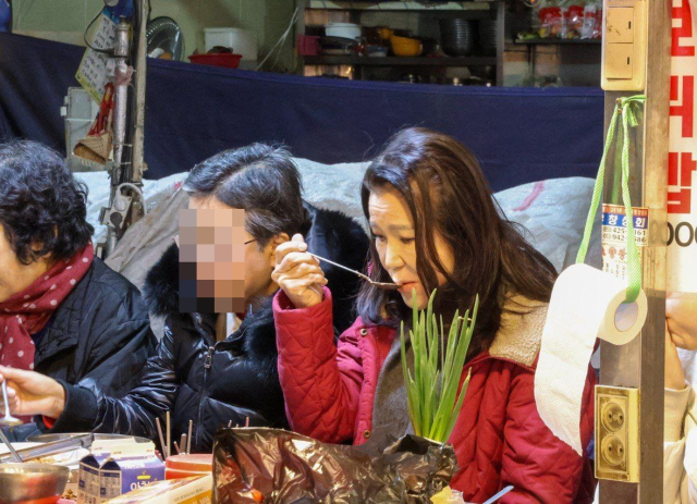 이진숙 전 방통위원장이 31일 대구 칠성시장에서 식사를 하고 있다.
