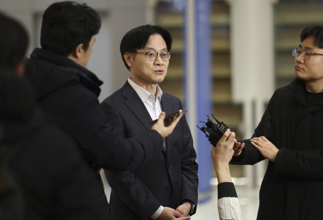 도널드 트럼프 미국 대통령의 대 한국 관세 재인상 위협에 대응하기 위해 미국을 방문한 김정관 산업통상부 장관이 31일 인천공항 터미널2을 통해 귀국 후 취재진 질문에 답하고 있다. 연합뉴스