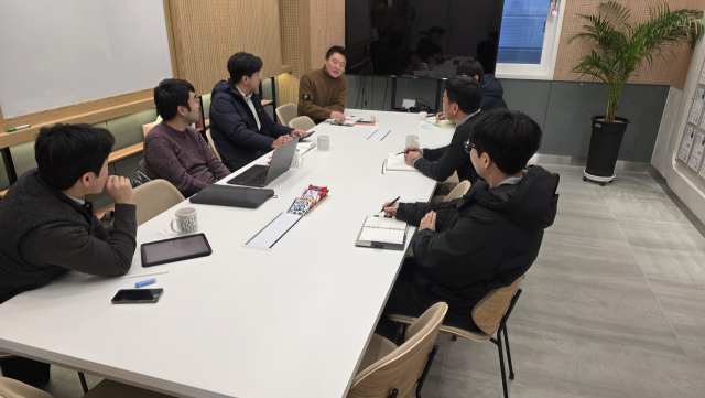 지난달 22일 경북 경산 비에스텍 본사에서 최한길 대표와 한국첨단제조기술연구원, 글래스고대학교 관계자들이 사용후 배터리 재사용 관련 실증에 대한 논의를 하고 있다. 비에스텍 제공