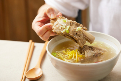 갈비탕 8억원어치 빼돌려 내연녀에 월 300만원 보낸 배송 기사