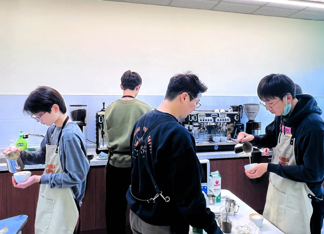 안동시시설관리공단 바리스타 2급 과정 수강생 20명이 전원 자격을 취득했다. 안동시 제공