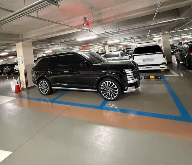 경차 전용 주차면 3칸 차지한 SUV…'무개념 주차' 공분