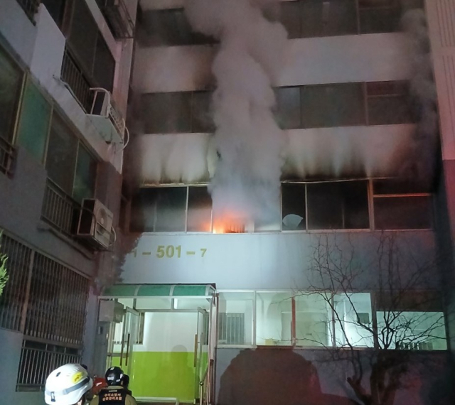 1일 오전 4시 57분쯤 경북 구미시 황상동의 한 아파트 2층에서 불이 나 거주자가 중상을 입었다. 경북소방본부 제공