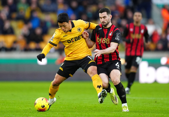 울버햄튼의 황희찬이 1일 영국 울버햄튼의 몰리뉴 스타디움에서 열린 EPL 24라운드 경기 도중 본머스의 루이스 쿡에 앞서 공을 확보하고 있다. AP 연합뉴스