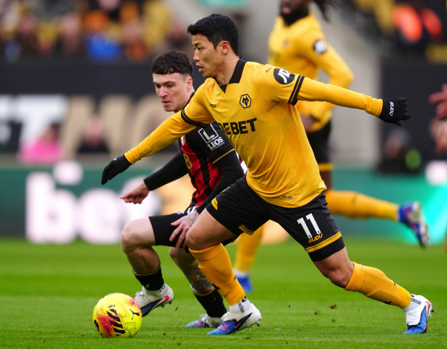 울버햄튼의 황희찬이 1일 영국 울버햄튼의 몰리뉴 스타디움에서 열린 EPL 24라운드 경기 도중 본머스의 알렉스 히메네즈와 공을 다투고 있다. AP 연합뉴스