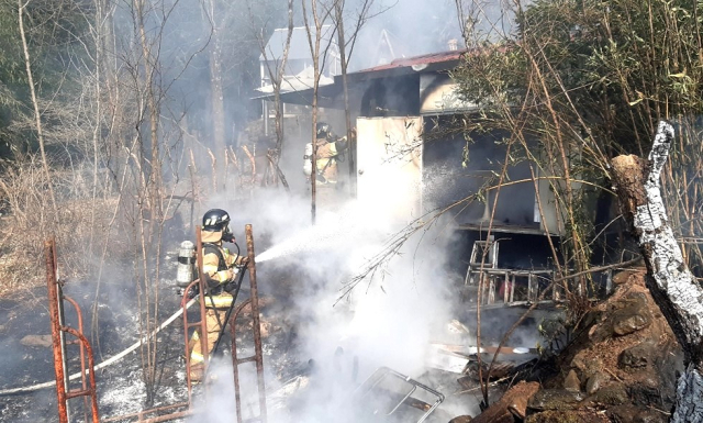 영천시 화남면 창고 화재 진화 모습. 경북소방본부 제공