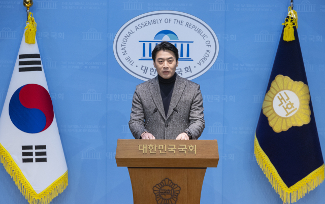 더불어민주당 한준호 의원이 1일 국회 소통관에서 민주당 정청래 대표가 제의했던 조국혁신당에 대한 합당 제안 철회를 요청하는 기자회견을 하고 있다. 연합뉴스