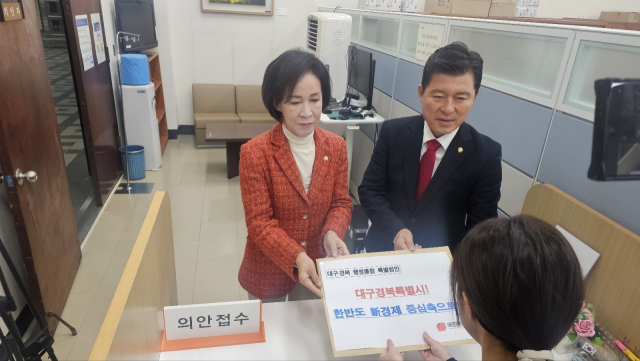 국민의 힘 구자근(경북 구미 갑), 이인선(대구 수성 을) 의원이 지난 30일 국회사무처에 대구경북행정통합 특별법안을 접수하고 있다. 경북도 제공.