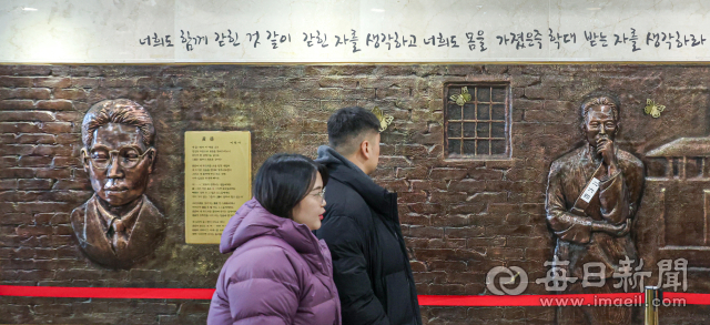 국립 대구독립역사관 건립이 무산되자 대구시가 천안 국립 독립기념관 분원 유치에 나서고 있다. 1일 대구 중구 대구형무소 역사관 앞 형무소 상징 조형물 앞으로 시민이 이동하고 있다. 안성완 기자 asw0727@imaeil.com