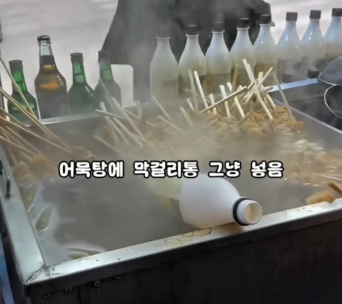 막걸리 병 얼었다고 어묵 국물에 '풍덩'… 태백 축제 노점 위생 논란