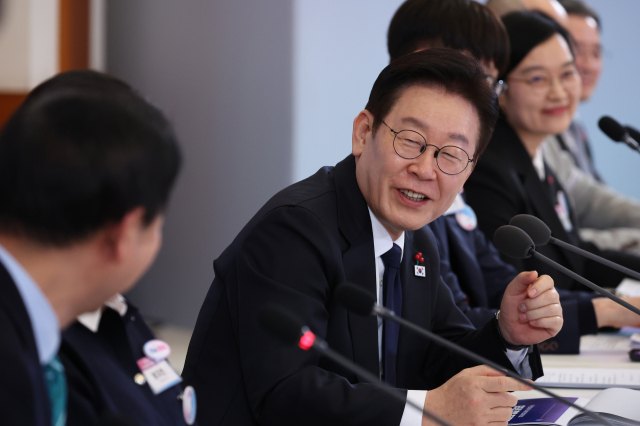 '코스피 연일 경신' 李대통령 지지율 54.5%