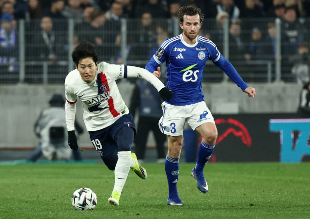 PSG의 이강인이 2일 프랑스 스트라스부르의 스타드 드 라 메노에서 열린 리그1 20라운드 경기 도중 스트라스부르의 벤 칠웰을 따돌리며 드리블하고 있다. 로이터 연합뉴스