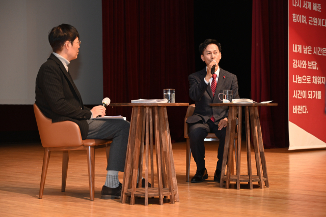 송명달(오른쪽) 전 해양수산부 차관이 북콘서트를 진행하고 있다.