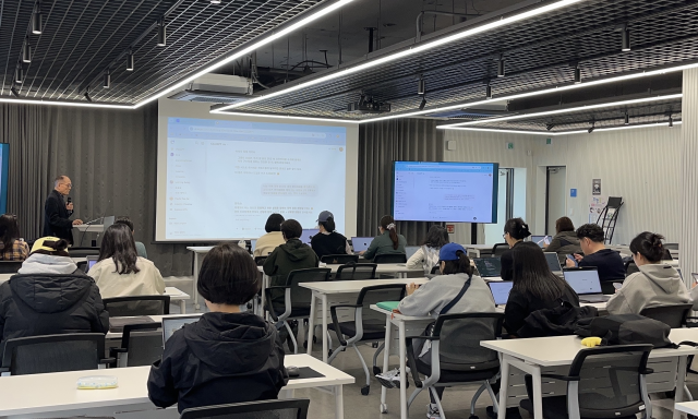 한동대가 글로컬30 사업으로 시행 중인 파랑뜰에서 시민들이 수업을 듣고 있다. 한동대 제공.